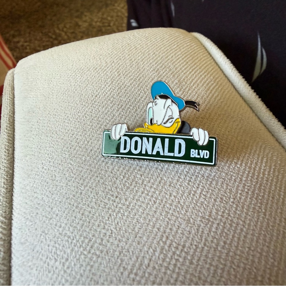 Donald Duck Blvd street sign disney pin.